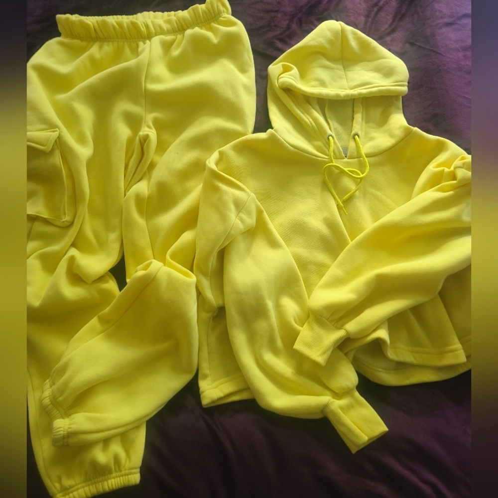 Gorgeous yellow sweat suit set in new condition size medium